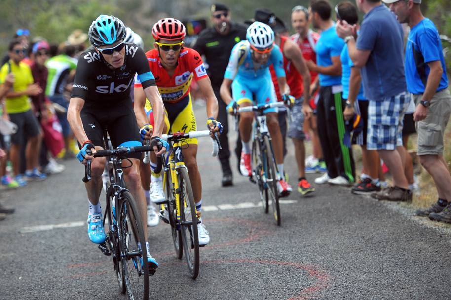 Chris Froome comincia a spingere. Bettini